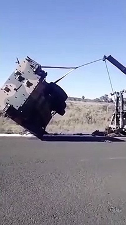 Ces soldats essayent de redresser un véhicule blindé... raté