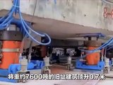 Ces ouvriers chinois déplacent un bâtiment de plusieurs étages