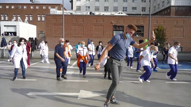 Flashmob à la clinique Ste-Anne/St-Rémi pour réclamer des bras supplémentaires