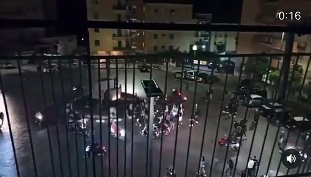 5 [SCONTRI NAPOLI] RAGAZZI IN STRADA PROTESTANO DOPO IL COPRIFUOCO