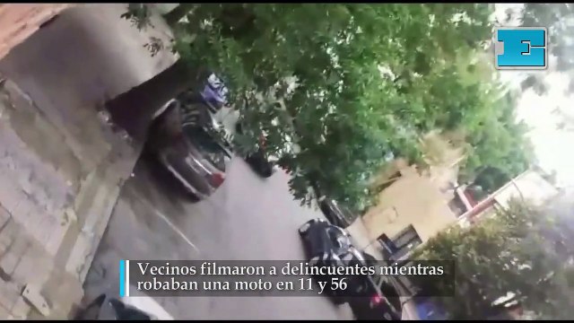 Vecinos filmaron a delincuentes mientras robaban una moto en 11 y 56