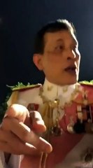 ในหลวง ทรงมีพระราชปฎิสันถาร  ชายยืนชูพระบรมฉายาลักษณ์ เผชิญหน้าม็อบปิ่นเกล้า...เจ้าตัวโพสต์ที่สุดแล้วชีวิต