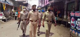 इटावा: शहर का जायजा लेने पहुंची पुलिस