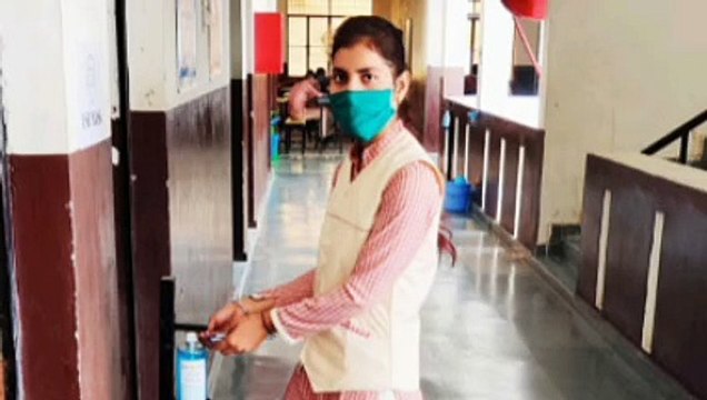 बच्चों के हाथों को सैनिटाइज करने के लिए लगाए गए सैनिटाइजर