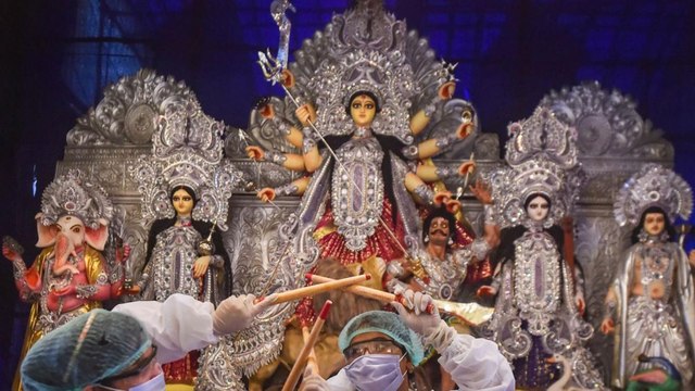 West Bengal: Devotees offer prayers on Durga Ashtami