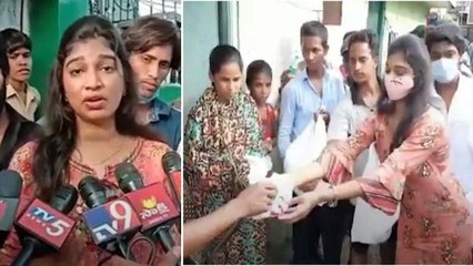 #HyderabadFloods : Psycho Varma And Other Movie Team Distributing food packets In Chaderghat Area