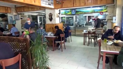 Köpekten annelik dersi...Lokanta sahibinin verdiği yemeği poşet içinde yavrularına taşıyor