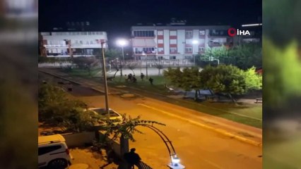 Kavgada koşarken park halindeki motosiklete çarpan genç, otomobilin altında kalma tehlikesi yaşadı