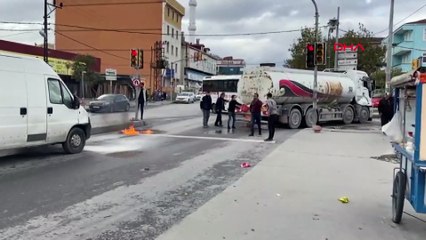 Sultangazi'de yolda alev alan minibüs su tankeriyle söndürüldü