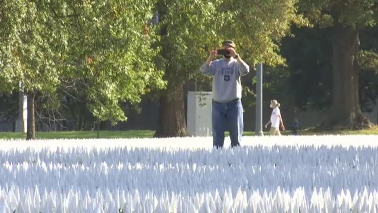 Instalan miles de banderas blancas en Washington en memoria de los muertos por la COVID-19