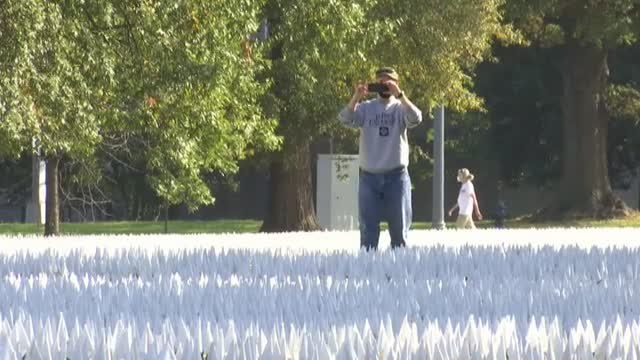 Instalan miles de banderas blancas en Washington en memoria de los muertos por la COVID-19