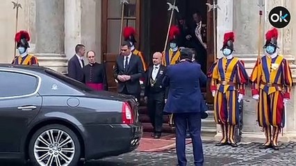 Sánchez y su esposa se quitan la mascarilla e incumplen las distancias en el Vaticano