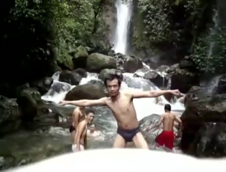 Mandi Di Air Terjun Para Pemuda