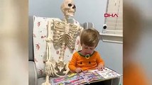 ABD'de bu çocuğu konuşuyor: Karantina arkadaşı olarak insan iskeletini seçti