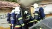 İtfaiye, metruk binadaki yangını söndürmek için kapıyı kırdı