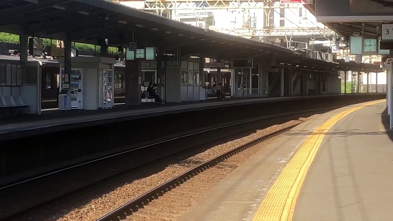 石切駅　難波行き特急通過シーン