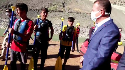 Vali Akbıyık’tan, rafting ekiplerine spor malzemesi desteği