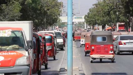 حضور مكثف لمركبات توك توك في شوارع العاصمة الصومالية