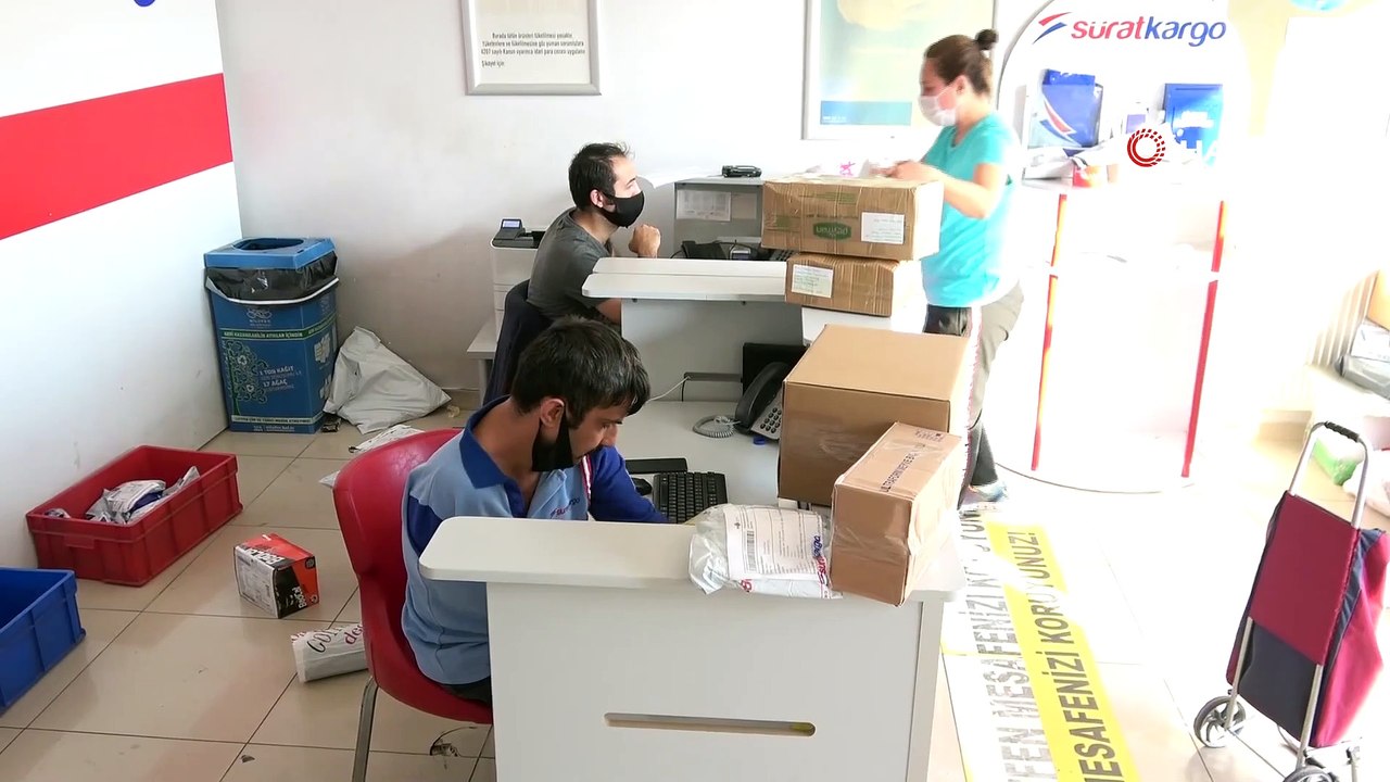 Elleri ve Bacağı Olmadan Gündüz Kargoda Çalışıp Gece İse Sahne Alıyor