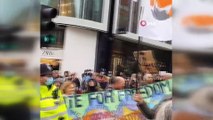 - Londra'da binlerce kişi korona virüs kısıtlamalarını protesto etti