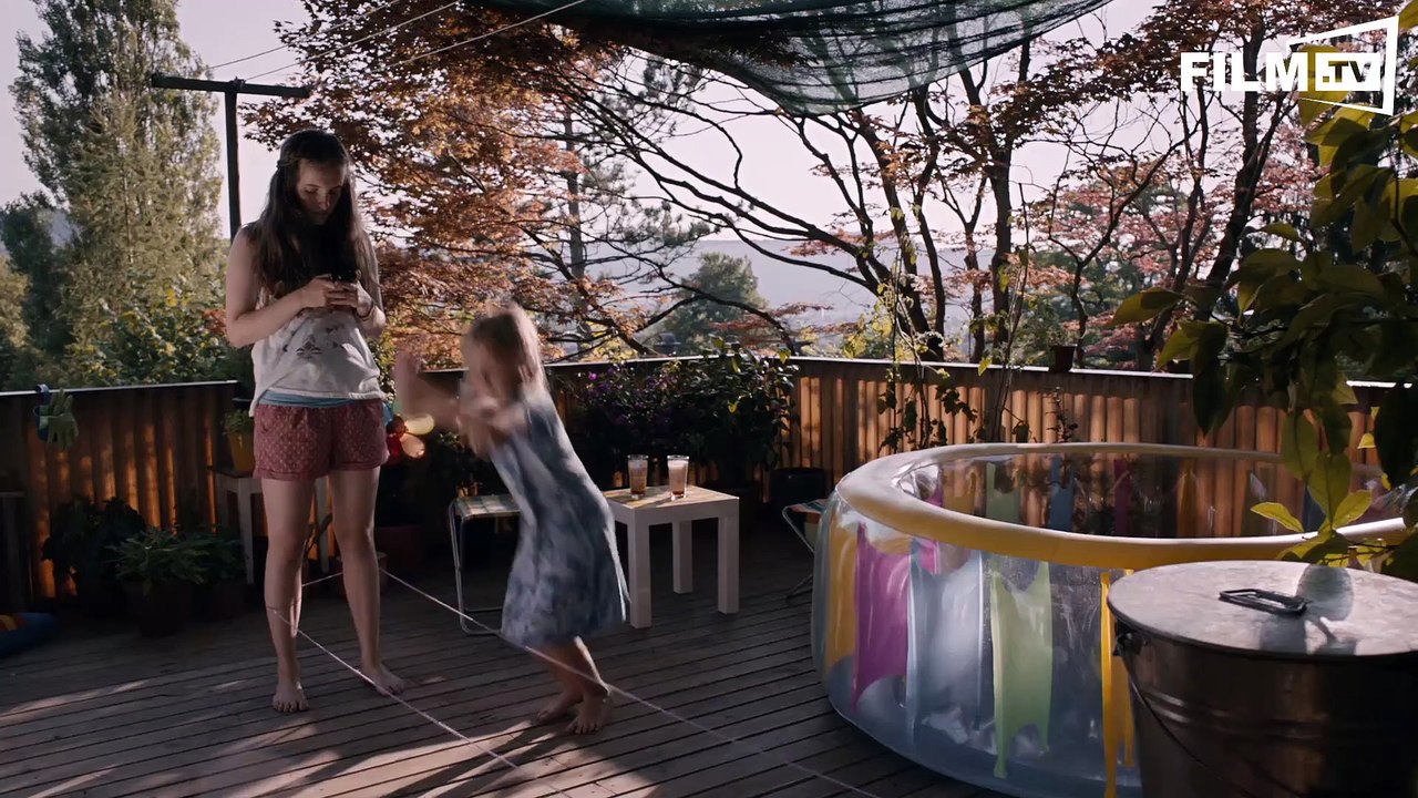 Unter Der Haut - Trailer - Filmkritik (2015) - Trailer