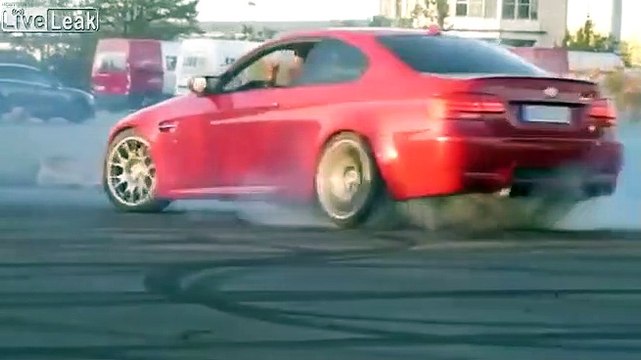 Burn sur un parking qui tourne mal... sa. voiture finit en feu