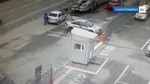 Un camion en marche arrière n'a pas vu un conducteur et sa petite voiture