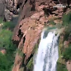 Il plonge d'un endroit vertigineux