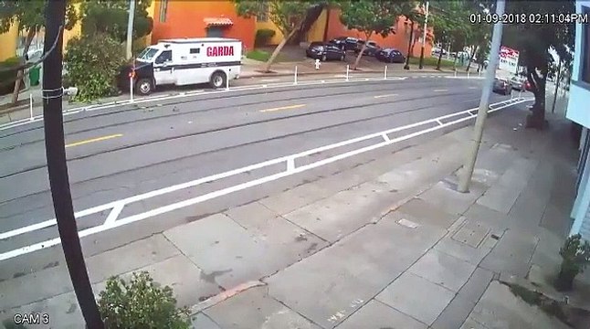 Ces convoyeurs de fonds n'ont pas vu l'arbre... Bim