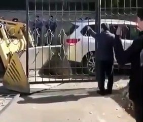 Arracher un portail avec un tractopelle... dangereux