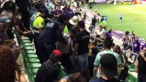 VIDEO: ¡Por mal comportamiento! Sacan del 'Kraken' a aficionados de Rayados de Monterrey