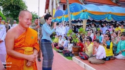 พลตรีหญิง เจ้าคุณพระสินีนาฏ พิลาสกัลยาณี ได้สนทนากับประชาชนที่นำของมามอบเนื่องในโอกาสไปปฏิบัติภารกิจในพื้นที่จังหวัดน่าน ณ วัดพระธาตุแช่แห้ง พระอารามหลวง อำเภอภูเพียง จังหวัดน่าน
