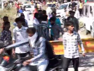 सड़क हादसे में महिला की मौत के बाद थाने के सामने शव रखकर चक्करजाम, भीड़ ने पथराव किया