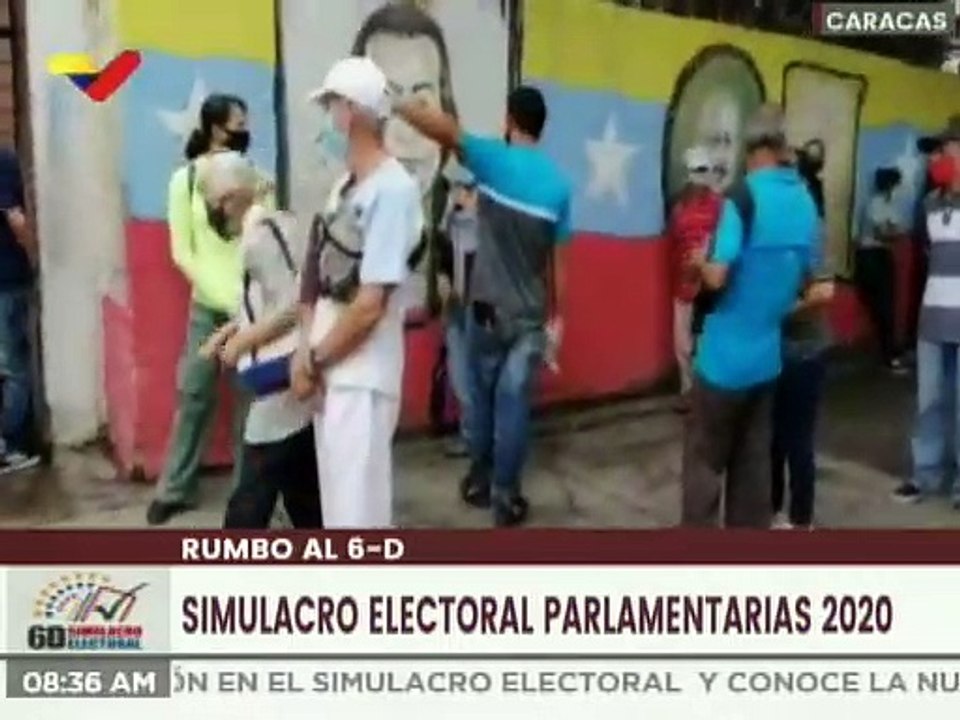 Venezolanos acuden desde muy temprano al simulacro de votación en la parroquia El Valle de Caracas