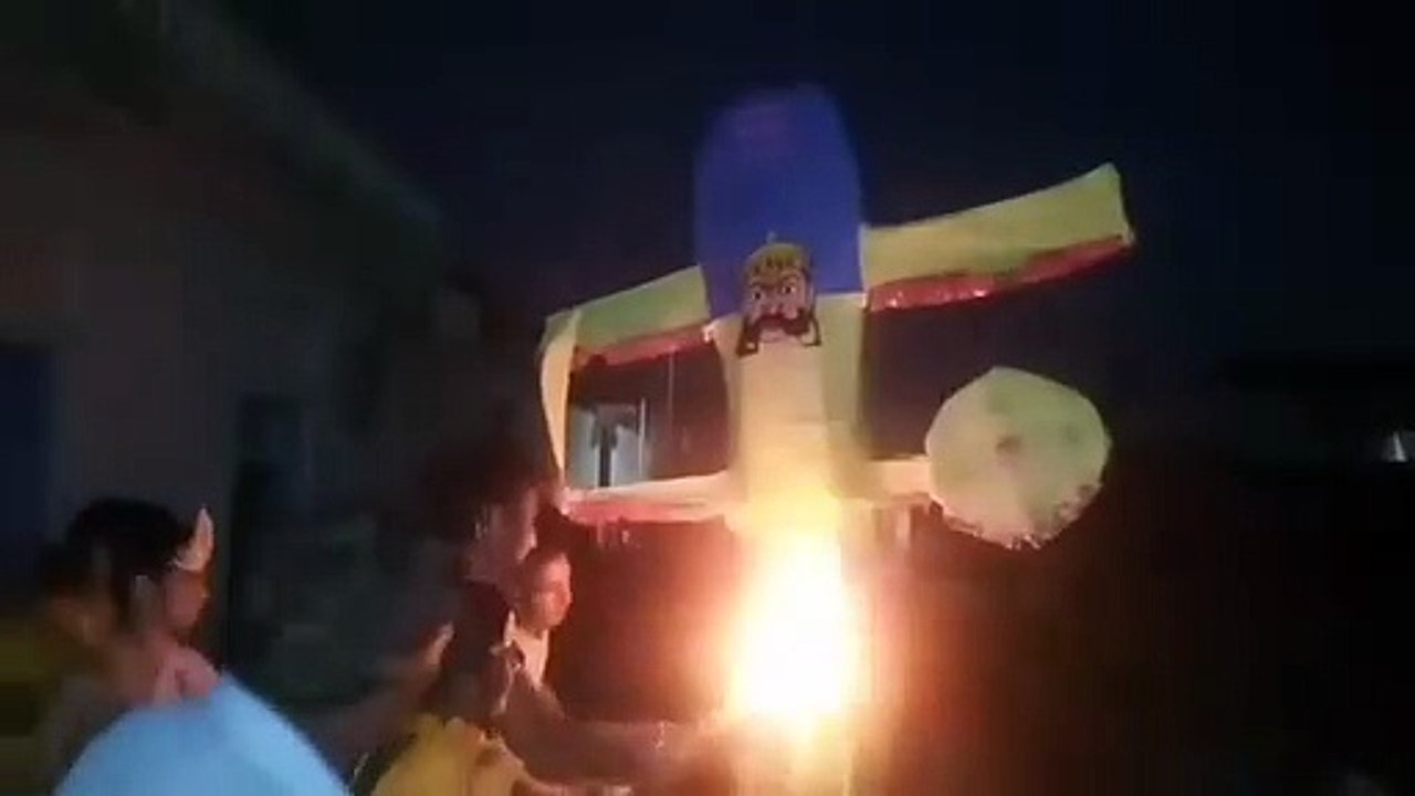 Corona impact: कॉलोनियों-मोहल्लों में हुआ दशानन के छोटे पुतलों का दहन