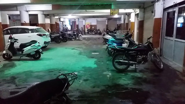 बाड़मेर के बाजारों में मनमर्जी की पार्किंग, दुकानों के सामने वाहनों का जमावड़ा