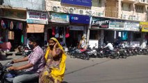 बाड़मेर के बाजारों में मनमर्जी की पार्किंग, दुकानों के सामने वाहनों का जमावड़ा