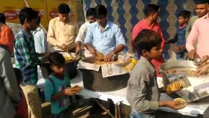विजयदशमी के दिन कस्बा इकदिल में समाजसेवियों ने किया भंडारे का आयोजन