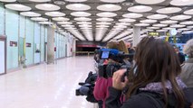 Expectación en el aeropuerto antes de la llegada de Leopoldo López a España