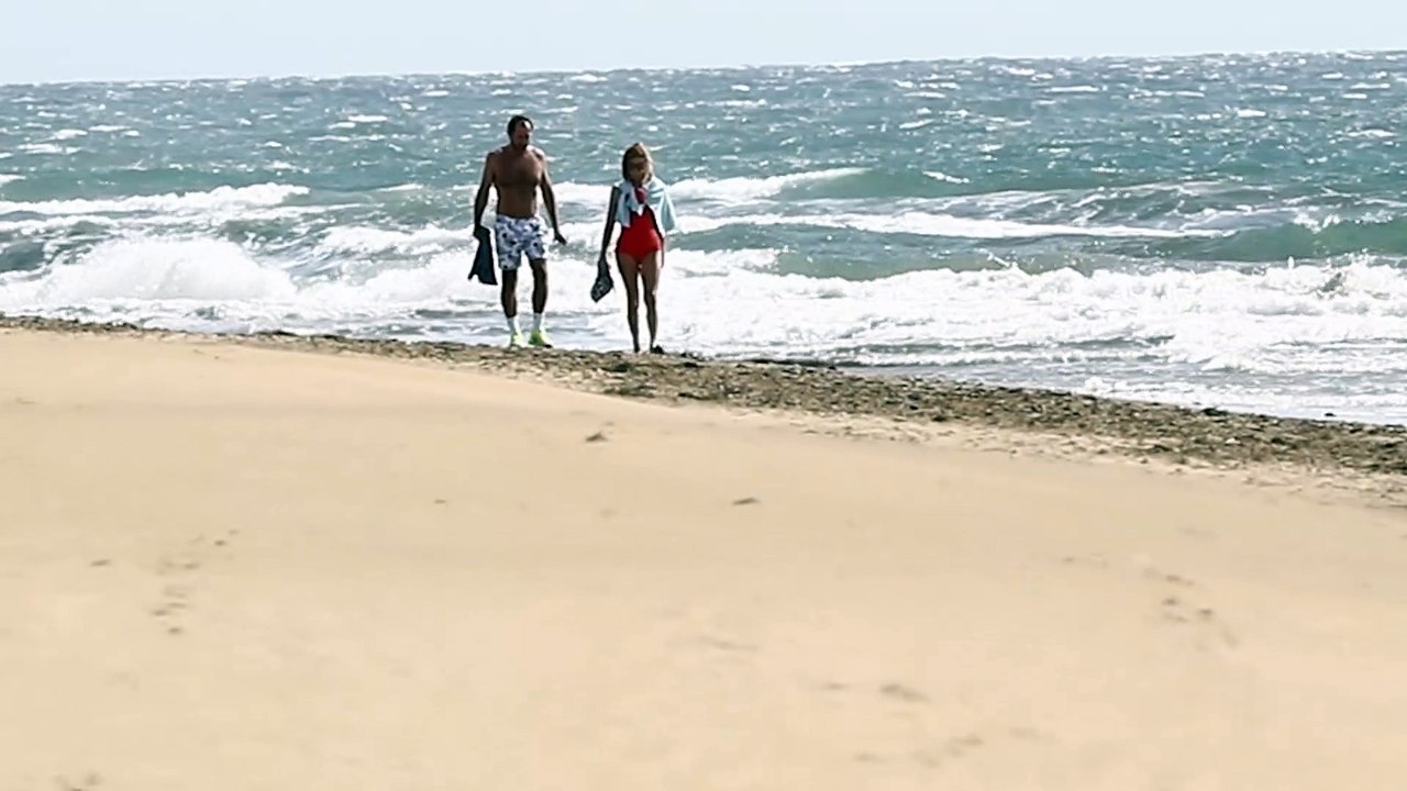 Ágatha Ruiz de la Prada y Luis Gasset, romántico paseo a pie de playa