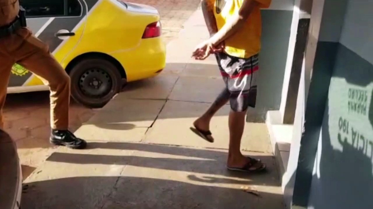 Jovem de 21 anos é detido acusado de tentar matar o próprio irmão com uma faca, no Bairro Esmeralda