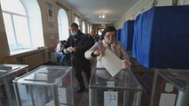 Los ucranianos votan en unas elecciones locales complicadas para Zelenski