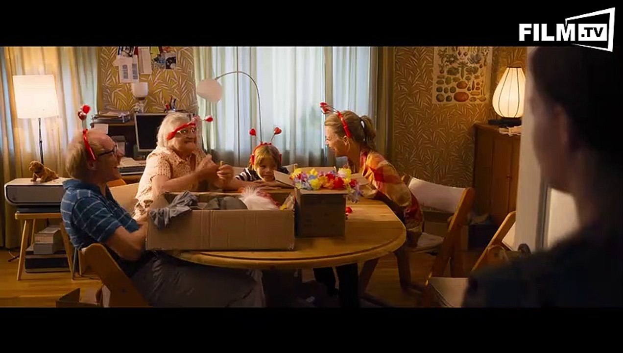 About A Girl - Trailer - Filmkritik (2015) - Trailer 4