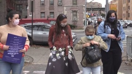 AOC vota por anticipado y anima a los ciudadanos a ir pronto a las urnas