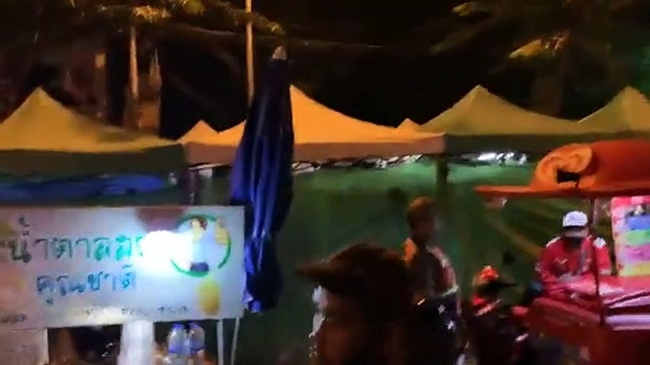24-10-2563 บรรยากาศหน้า เรือนจำพิเศษกรุงเทพ กลุ่มผู้ชุมนุมปิดถนนงามวงศ์วาน แกนนำทยอยขึ้นปราศัย #ข่าวสด