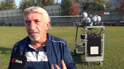 Eski futbolcudan yerli 'top atma makinesi'