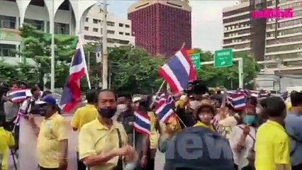 #ม็อบ26ตุลา "ทนายนกเขา" นำมวลชนเสื้อเหลืองยื่นหนังสือสถานทูตเยอรมนี แจงสถานการณ์การเมืองไทย