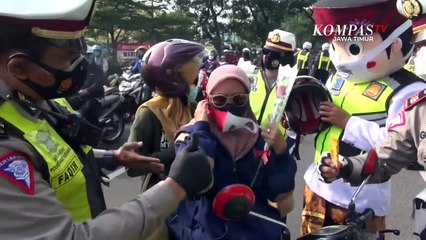 Hari Pertama Operasi Zebra di Surabaya, Petugas Bagikan Cokelat dan Bunga