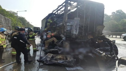 영동고속도로서 3중 추돌 뒤 차량 화재...2명 숨져 / YTN