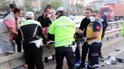 Kontrolden çıkan tır parçaladığı bariyerlerde asılı kaldı